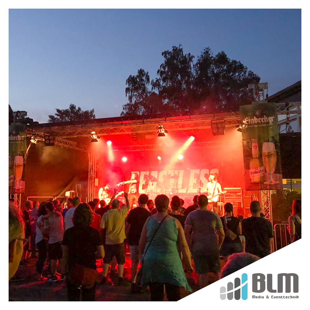Bühnenbau und Lichtshow auf dem Solling Jump Rock Open Air 2019, Veranstaltungstechnik von BLM Media