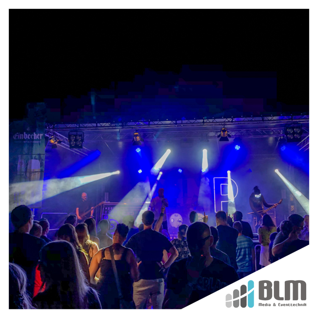 Bühnenbau und Lichtshow auf dem Solling Jump Rock Open Air 2019, Veranstaltungstechnik von BLM Media