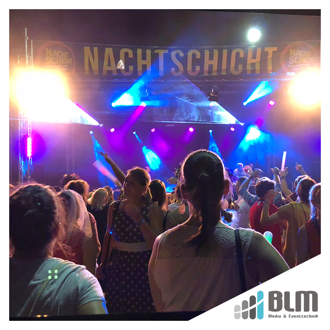 Bühnenbau und Lichtshow auf dem Solling Jump Rock Open Air 2019, Veranstaltungstechnik von BLM Media