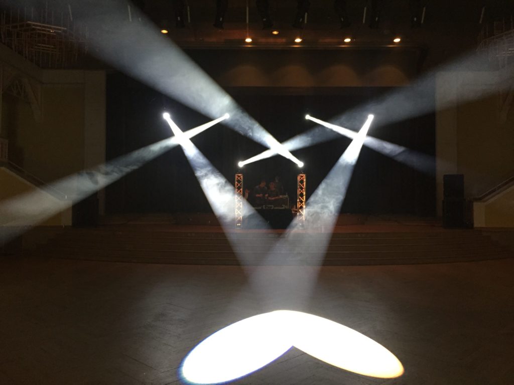 Moving Heads an der Traverse bei einer Abi-Party