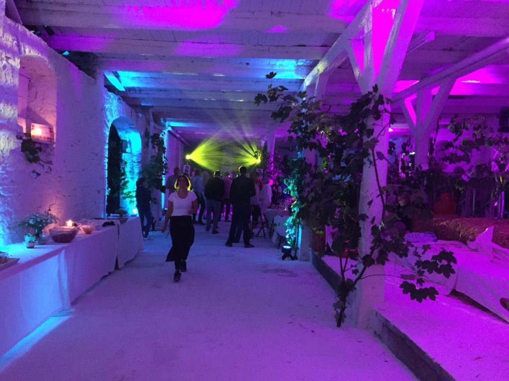 Party in einer Halle mit farbigem Stimmungslicht