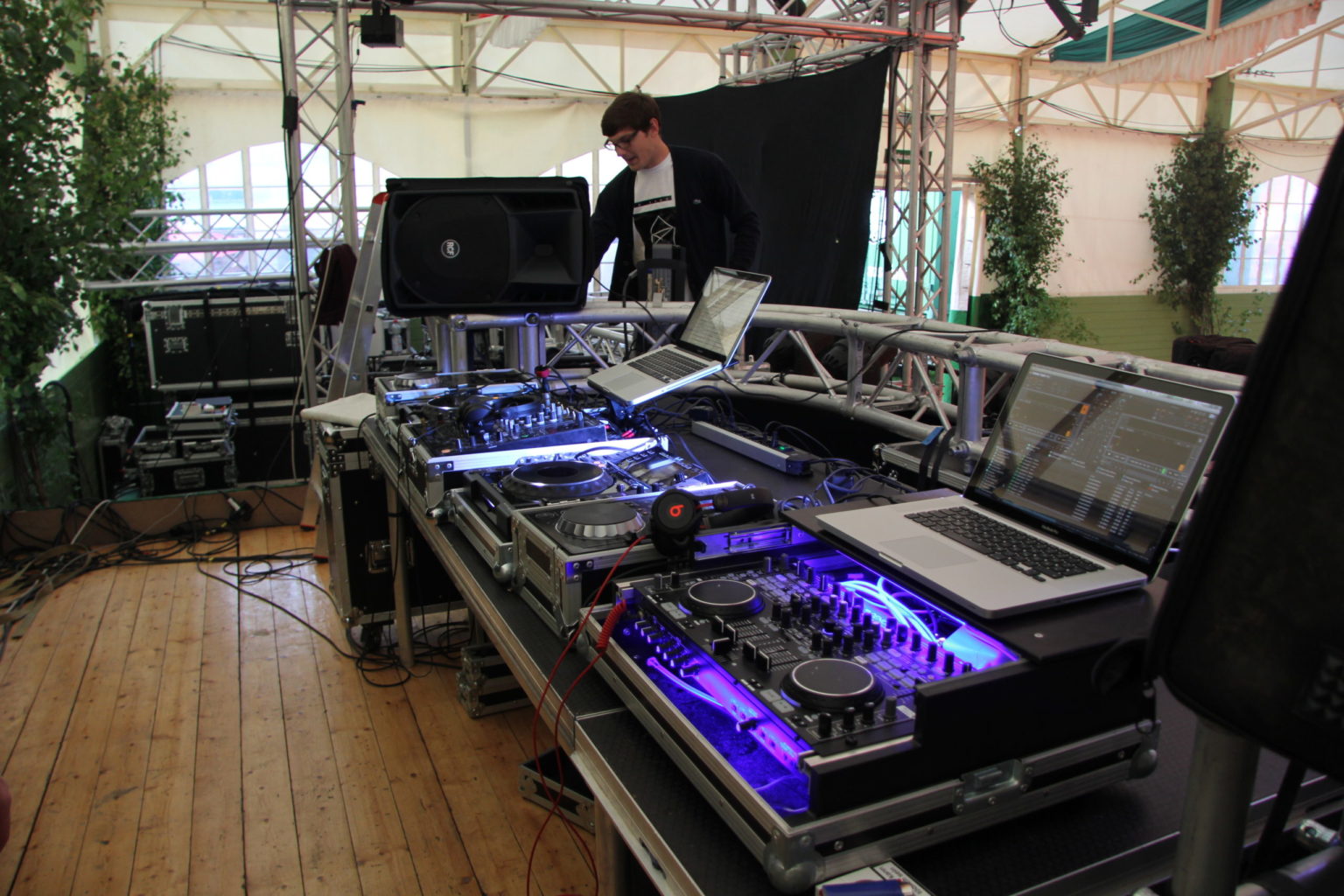 DJ-Pult mit Pioneer-Playern auf einer Bühne