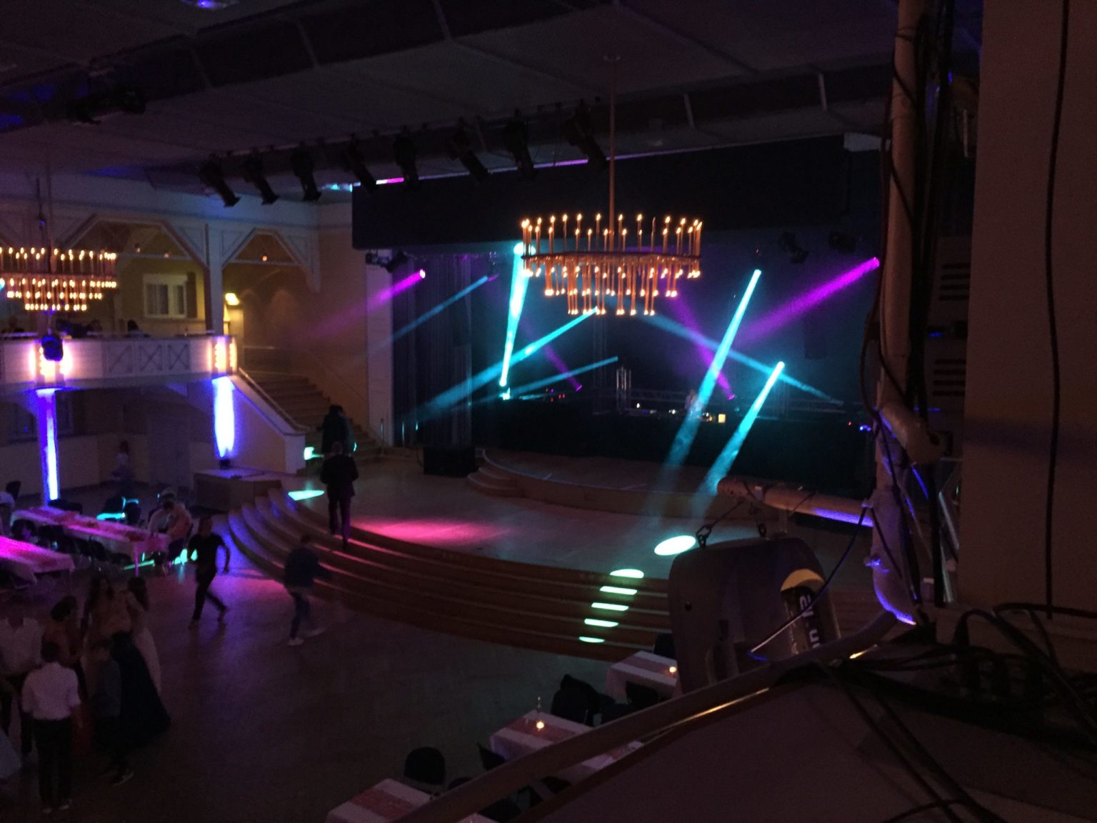 Abschlussball im Festsaal mit Moving Heads und Kronleuchter
