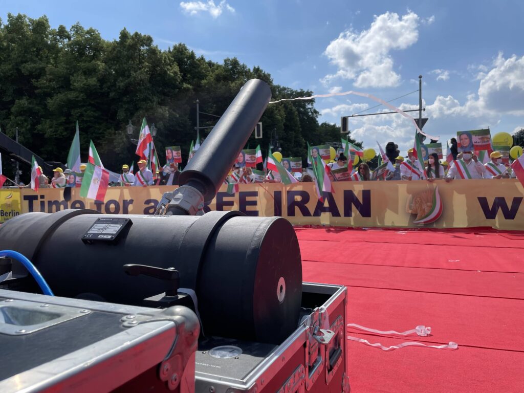 Konfetti-Regen-Demo-Berlin-Iran-4-1024×768, Veranstaltungstechnik von BLM Media