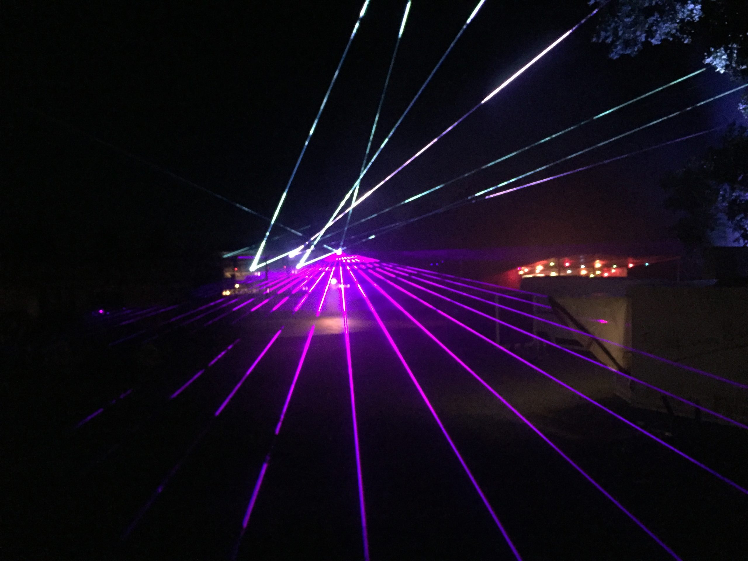 Lasershow im Freien bei einem Dorffest