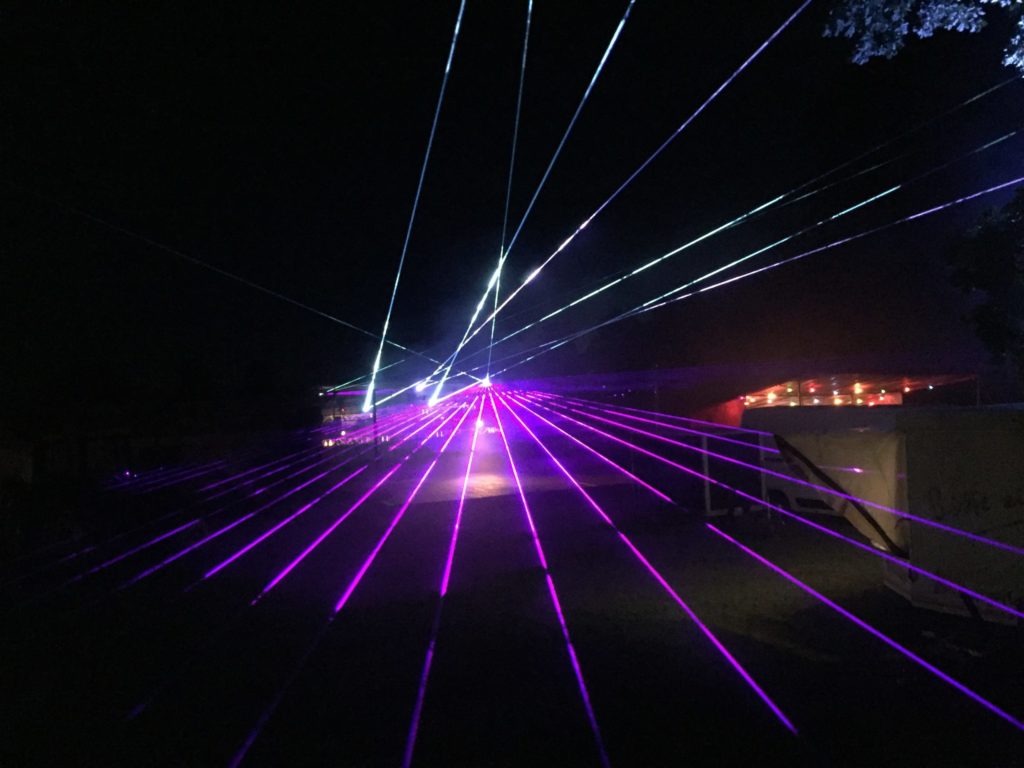 Lasershow im Freien bei einem Dorffest