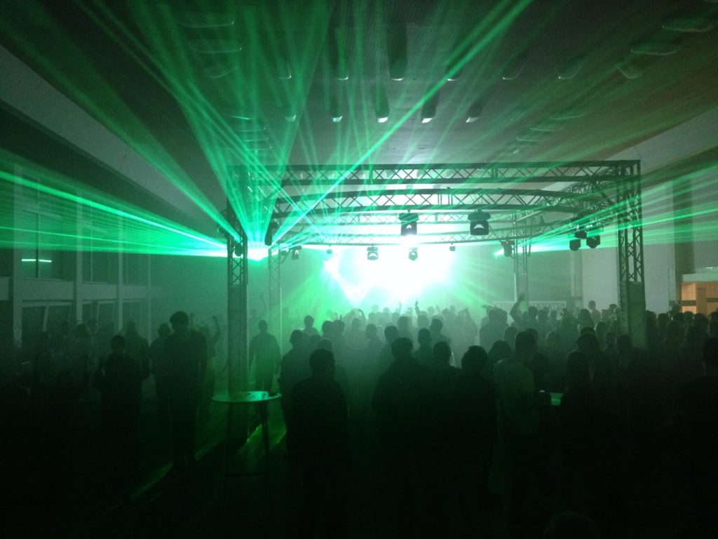 Lasershow über dem Publikum unter einer Traverse