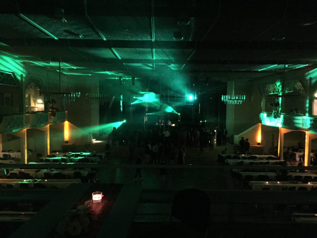 Abschlussball im Saal mit grünem Licht