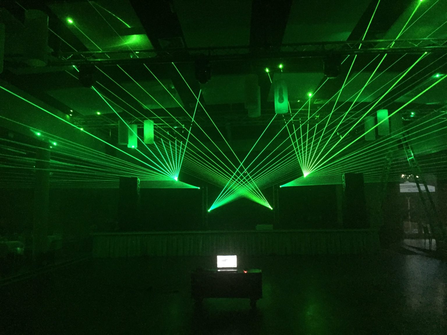 Grüne Laserstrahlen über der Tanzfläche