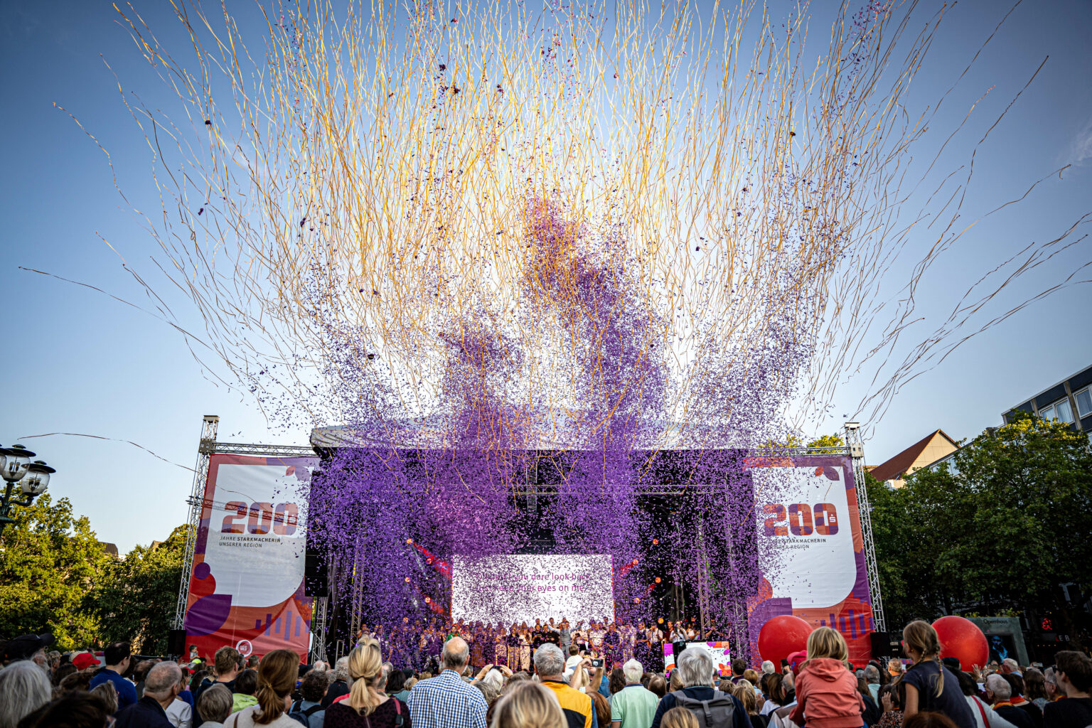 Konfetti und Streamer bei 200 Jahre Sparkasse Hannover
