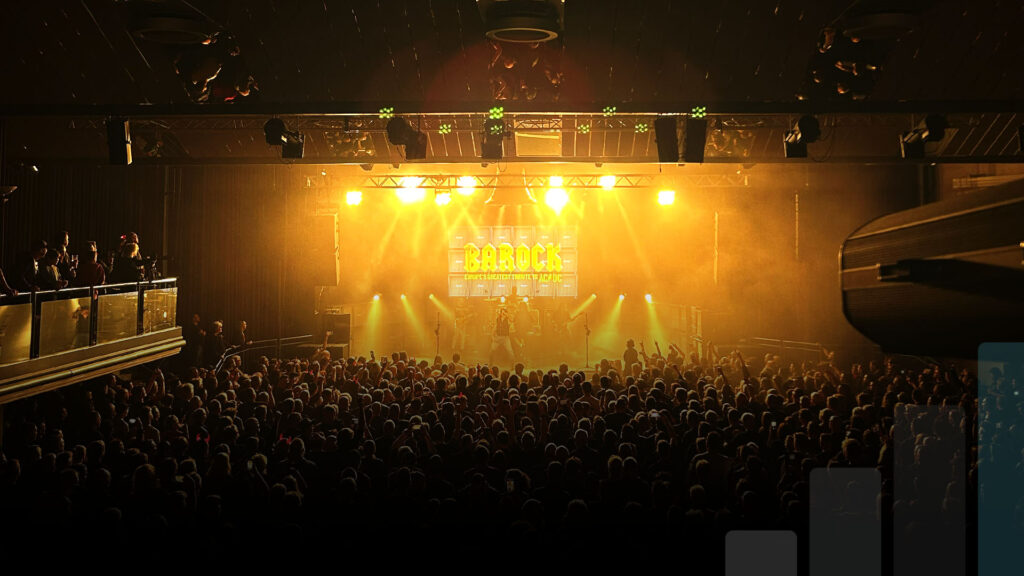 Ein Bild der Bühne aus der Perspektive des Publikums, das durch die dynamische Lichtshow der BLM Eventtechnik beleuchtet wird.