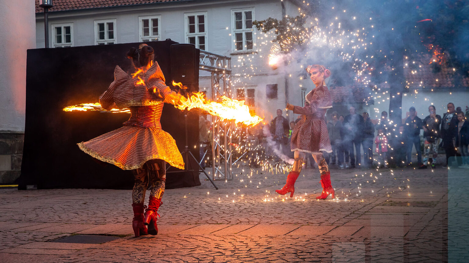 Burgdorf leuchtet: Feuerkünstler in der Innenstadt