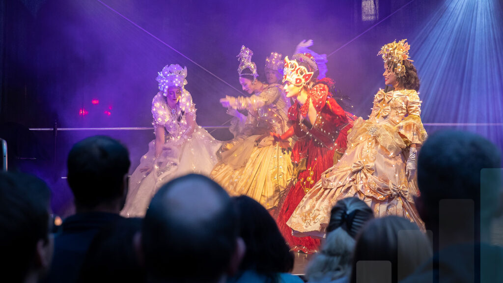 Burgdorf leuchtet: Showact in Kostümen auf der Bühne