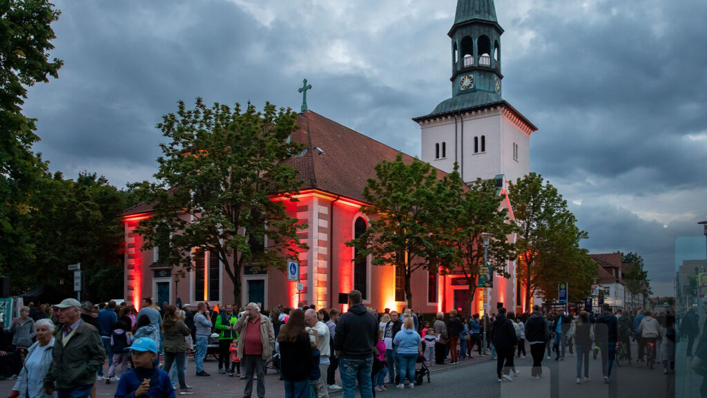 Burgdorf leuchtet: rot illuminierte Kirche in der Altstadt