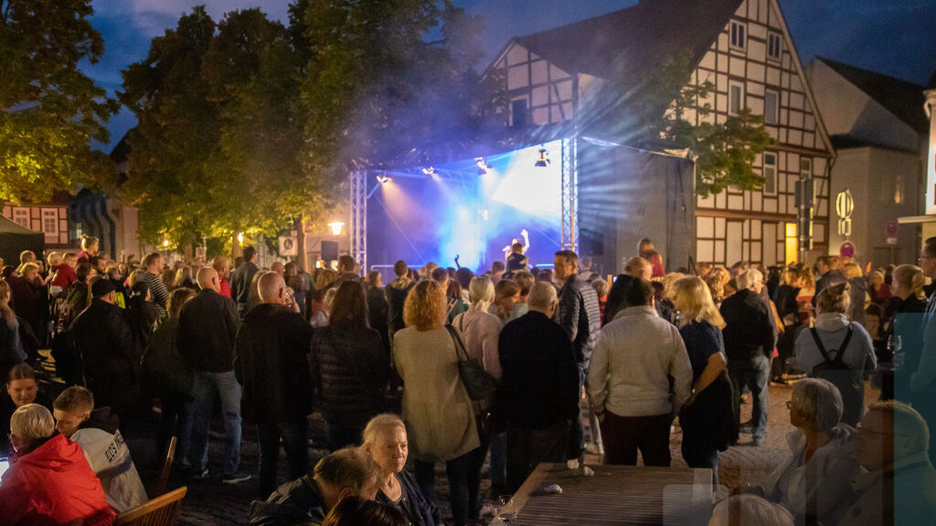 Burgdorf leuchtet: Publikum vor der beleuchteten Bühne