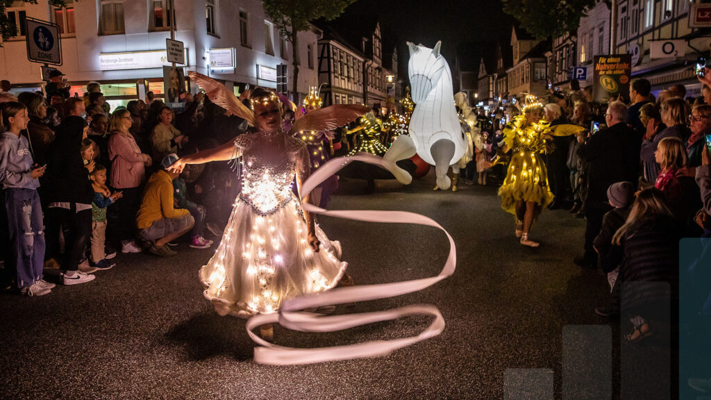 Burgdorf leuchtet: Leuchtkostüm bei der Straßenshow