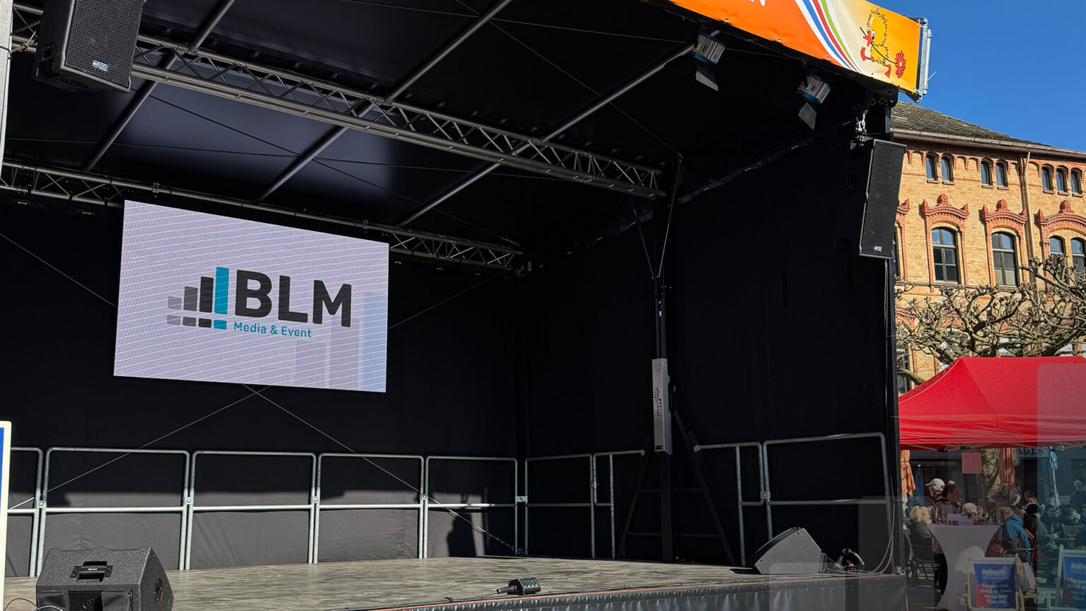 Bühne mit LED Wand beim Kükenfest 2025, Veranstaltungstechnik von BLM Media