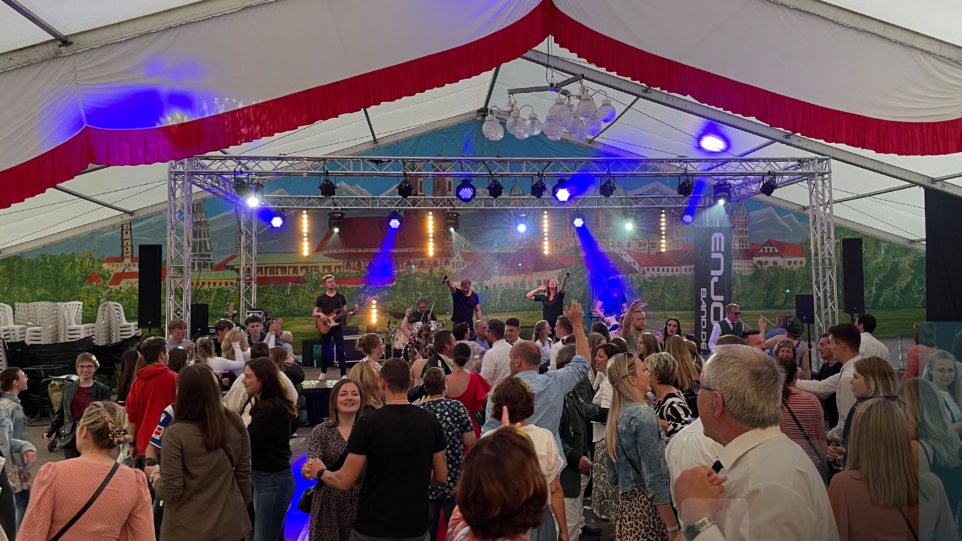 Karnevalssitzung im Festzelt mit Bühne, Licht und Beschallung von BLM Media