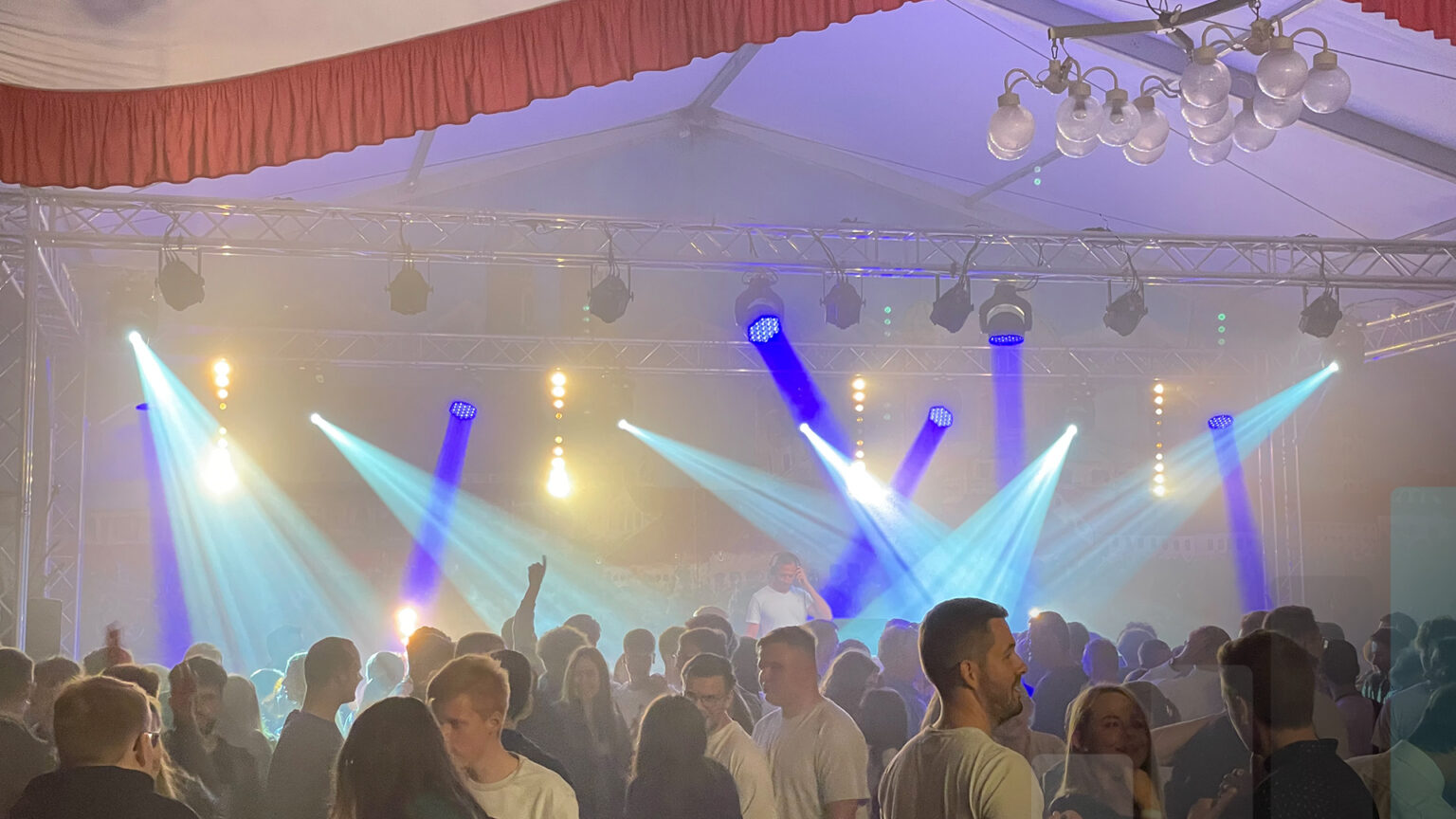 Zeltfest mit Bühne, Licht und Beschallung von BLM Media