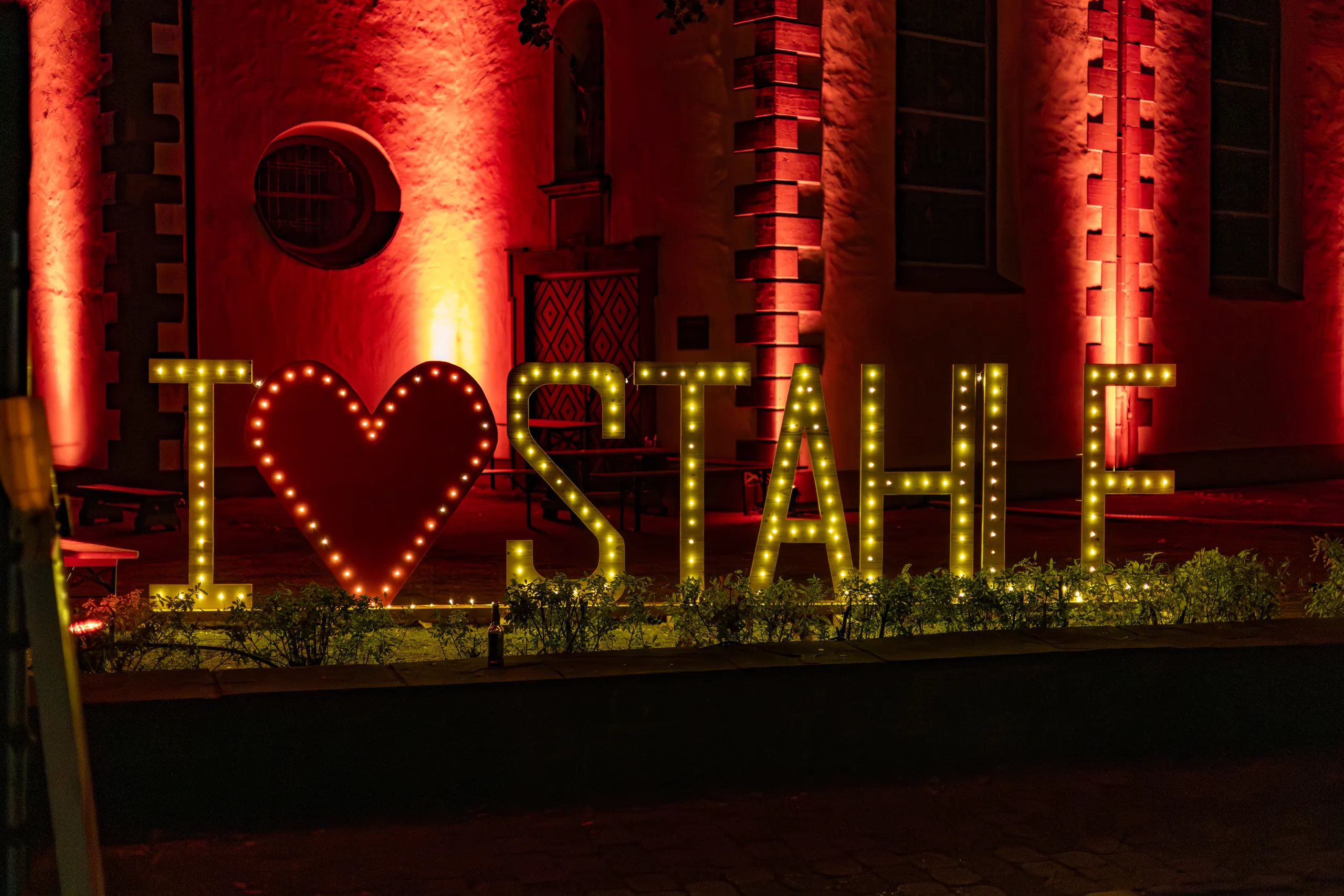 1200 Jahre Stahle: beleuchteter Schriftzug und Fassade
