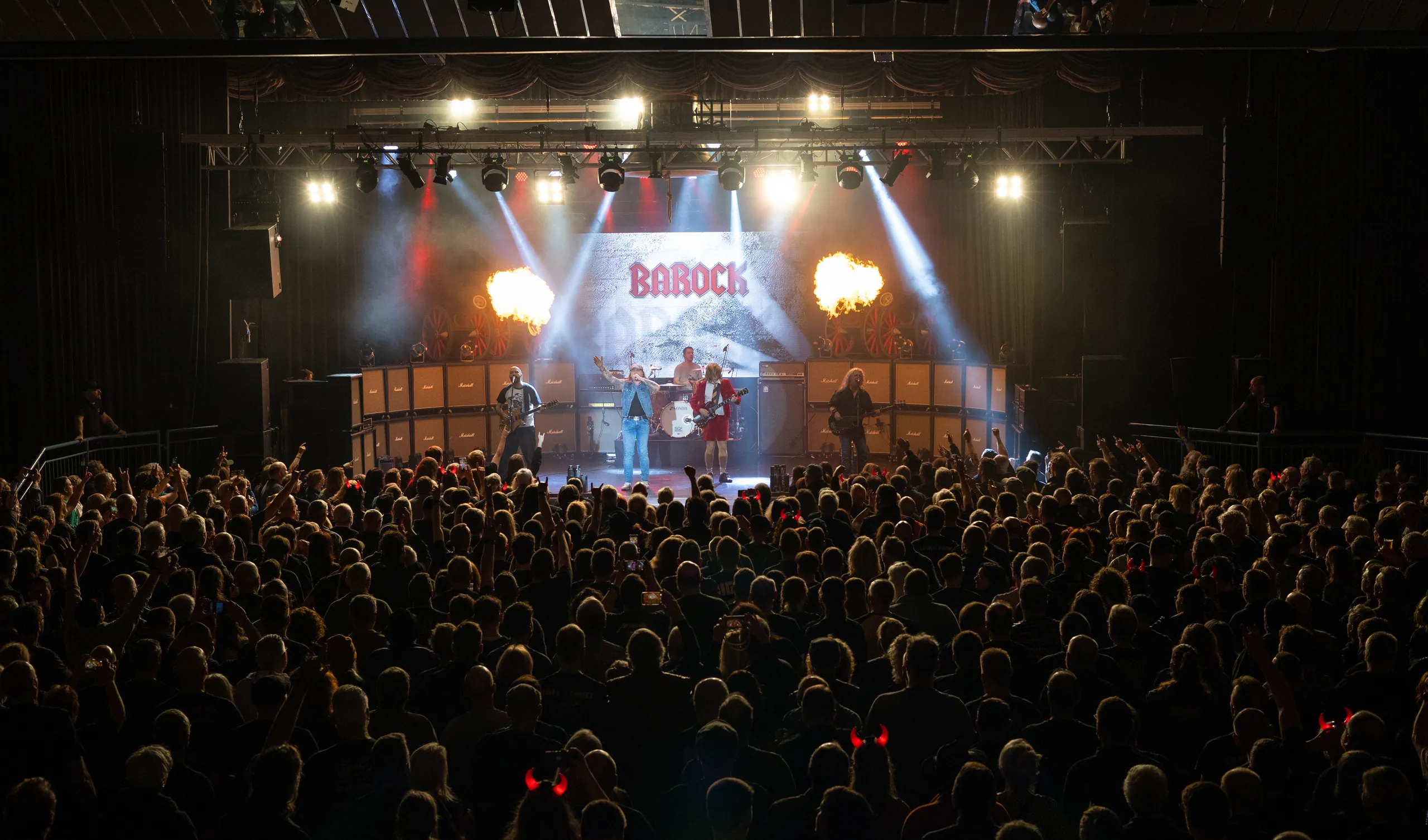 Barock 2026: Flammeneffekte auf der Bühne vor vollem Saal