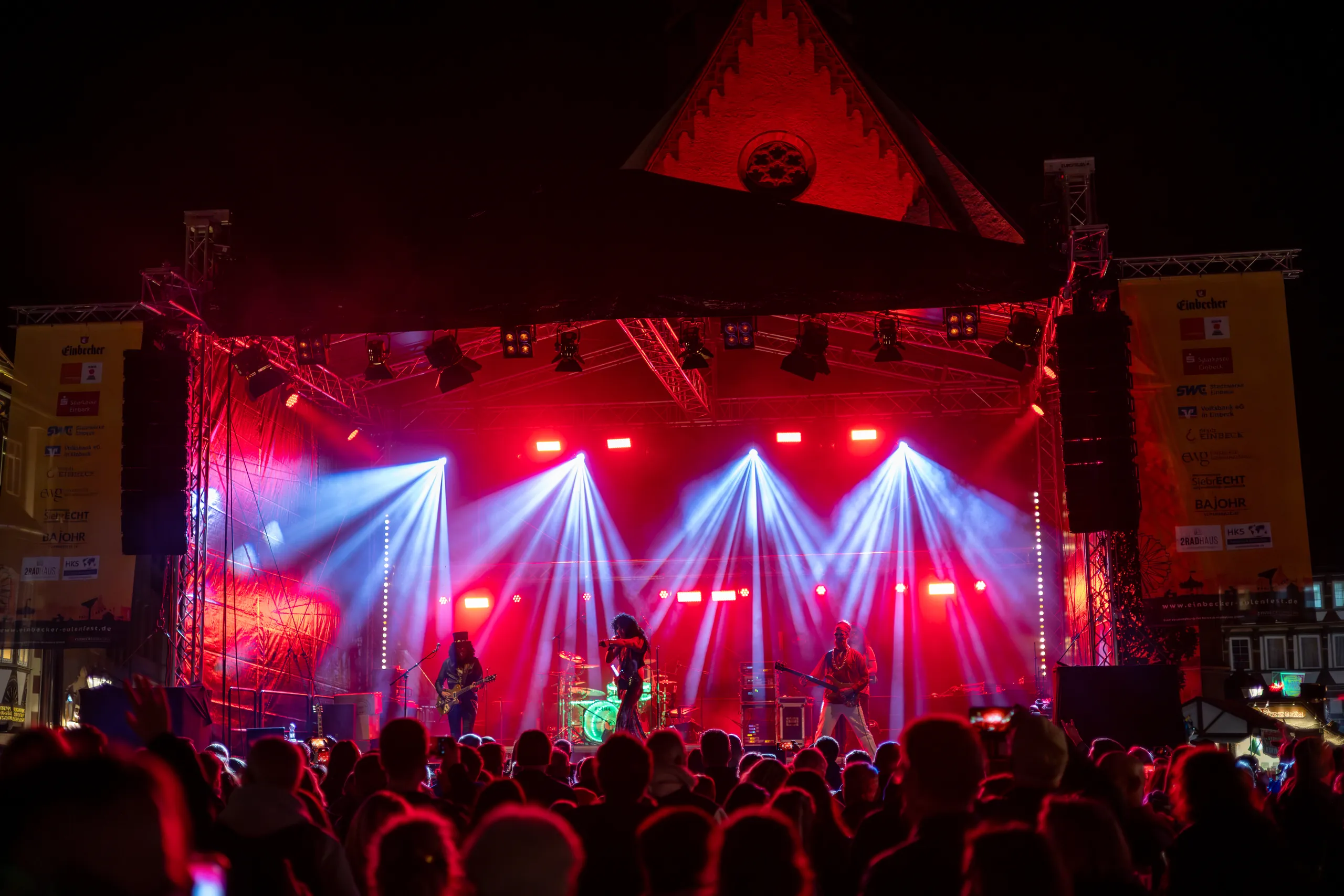 Einbecker Eulenfest 2025: rote Lichtstrahlen über der MainStage