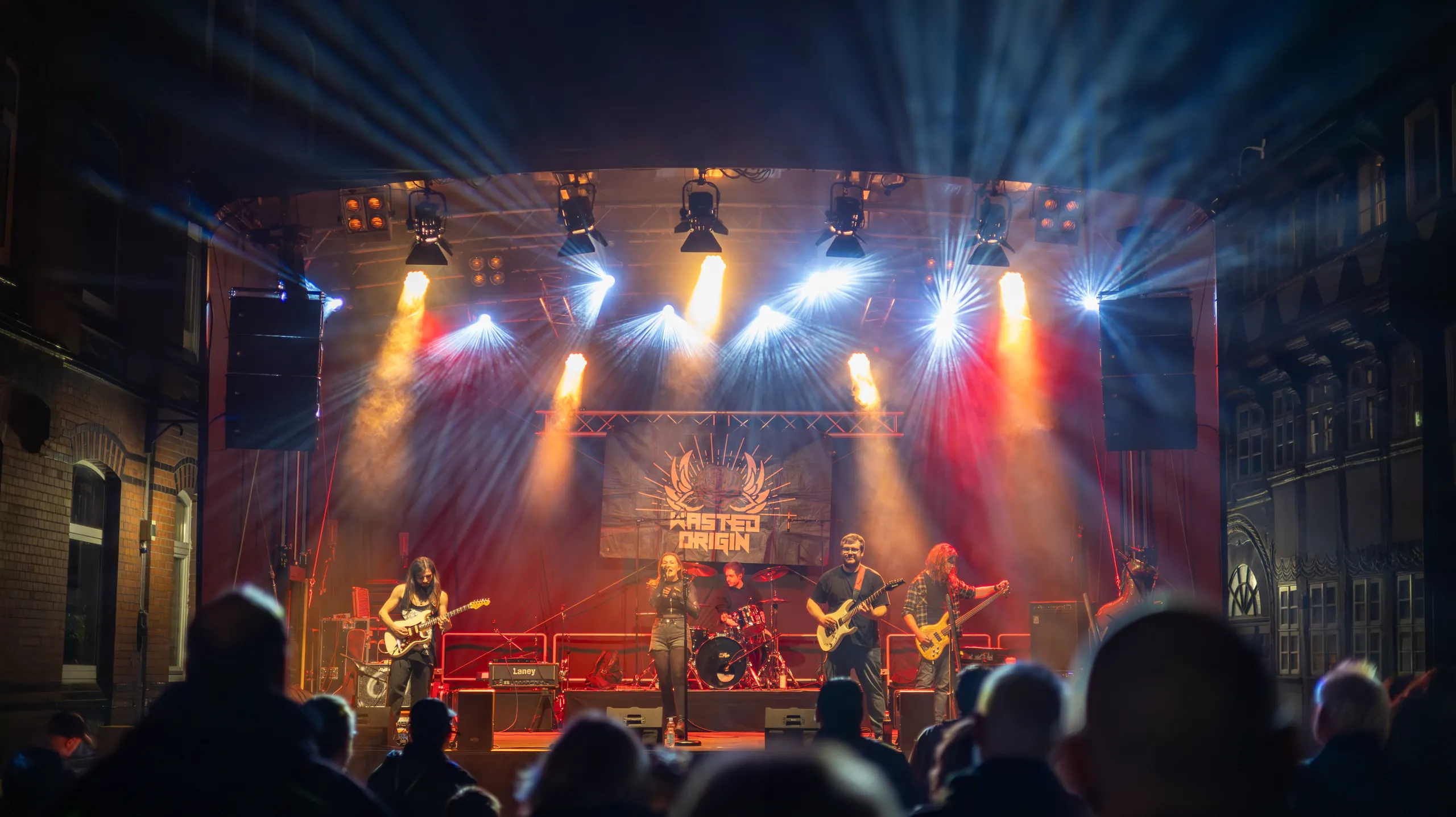 Einbecker Eulenfest 2025: Band auf der Bühne in der Altstadt