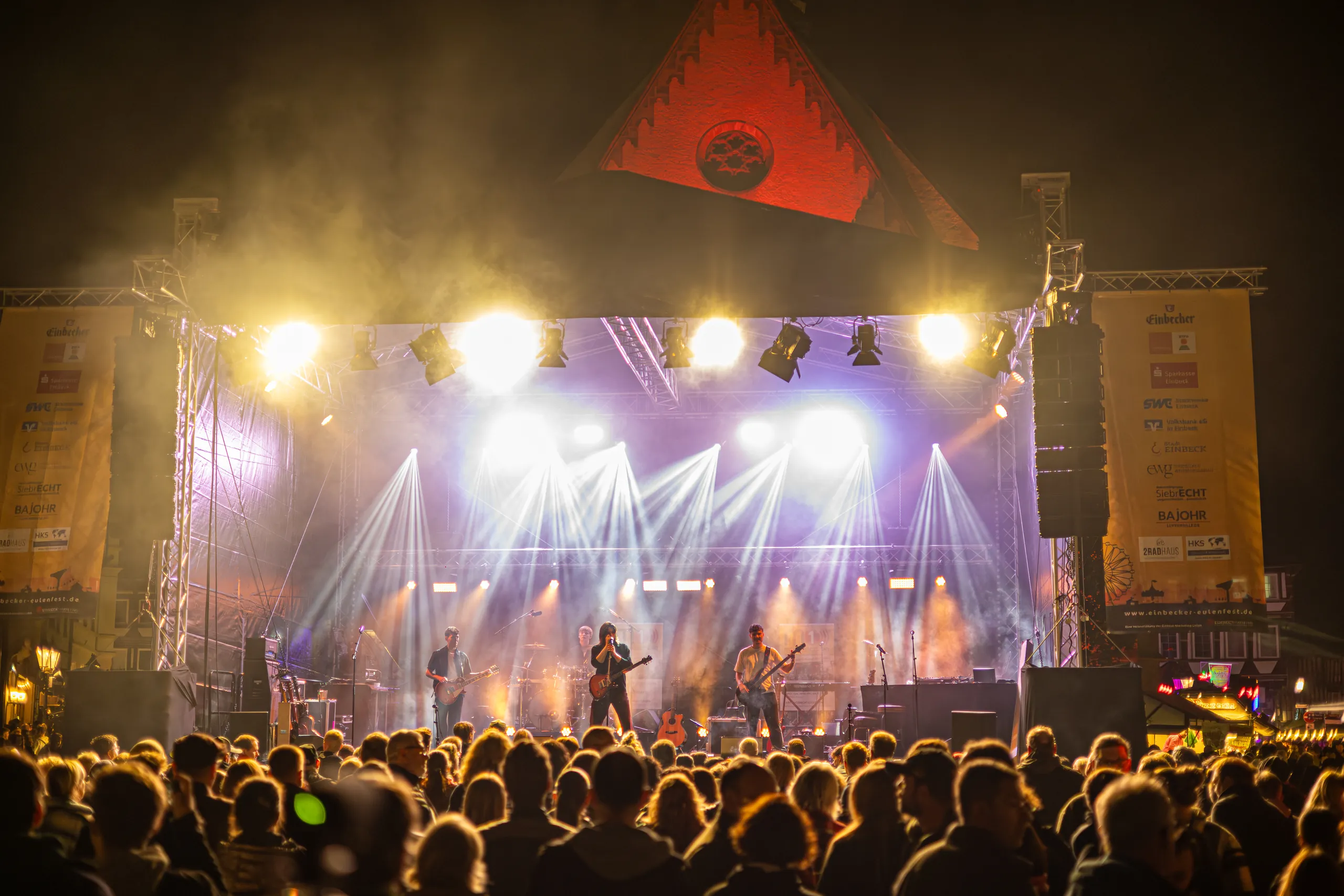 Einbecker Eulenfest 2025: Publikum vor der Bühne in goldenem Licht