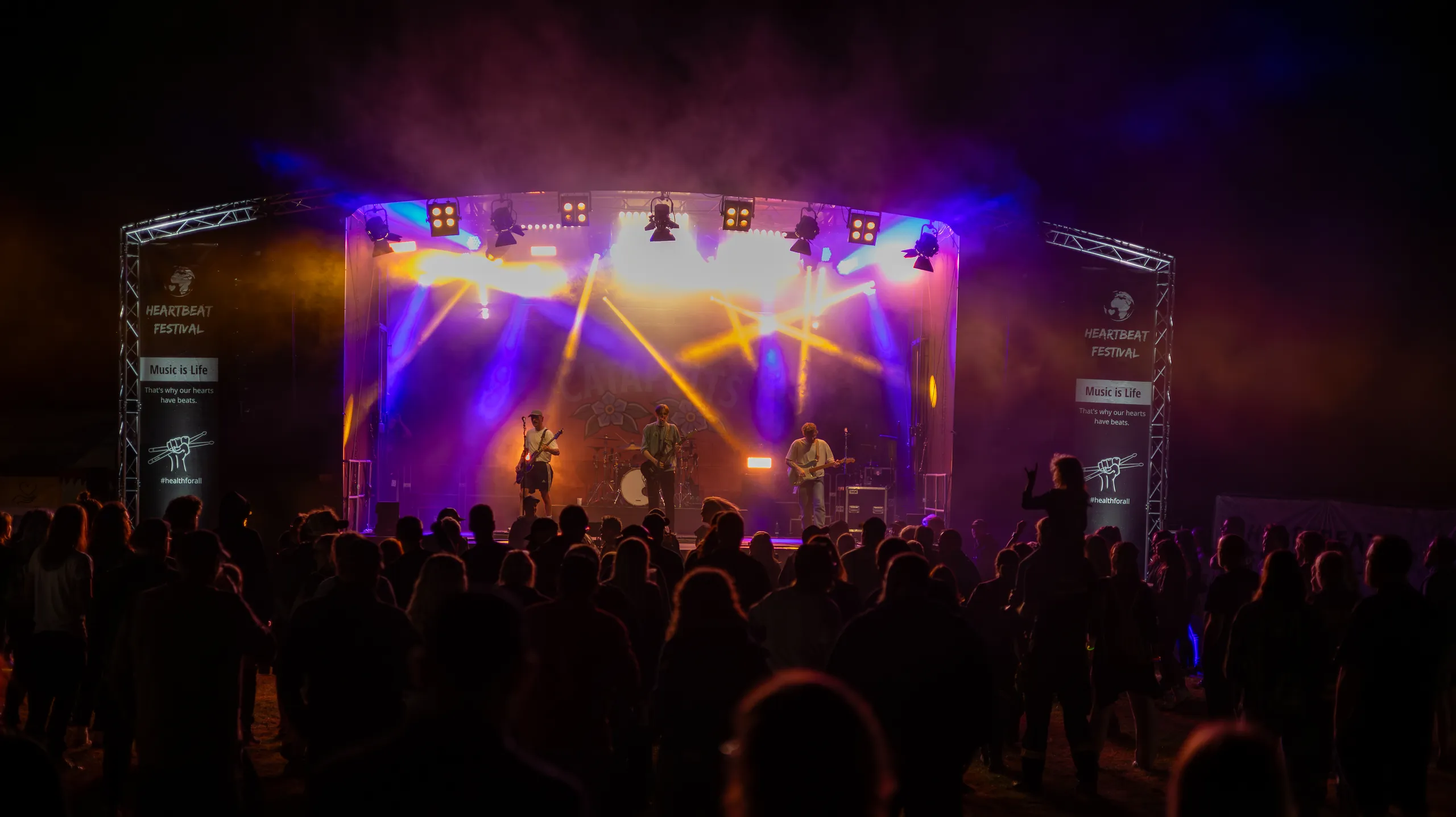 Global Heartbeat 2025: Open-Air-Bühne bei Nacht