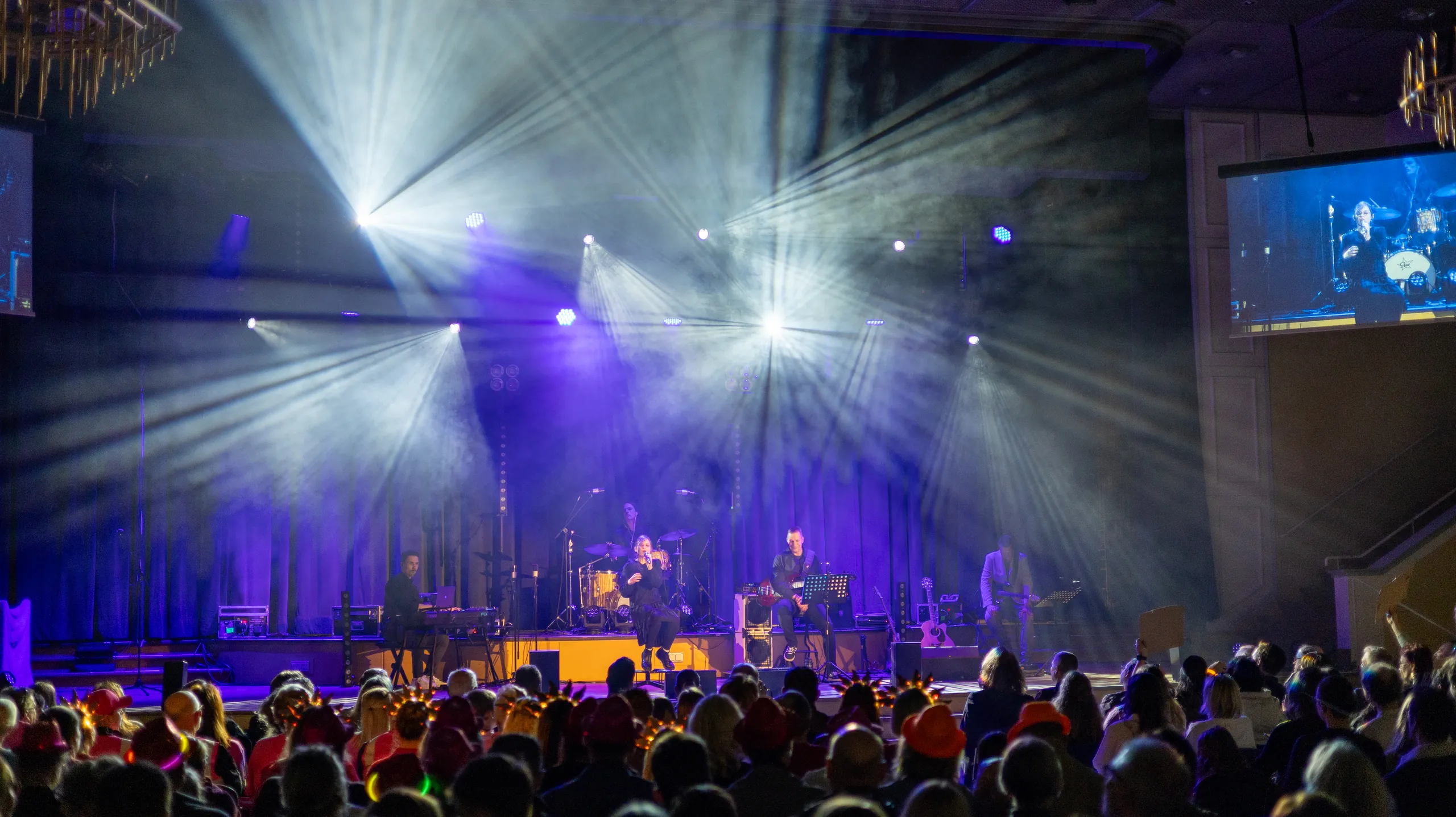 Vocal Hero 2026: sichtbare Lichtstrahlen im Dunst