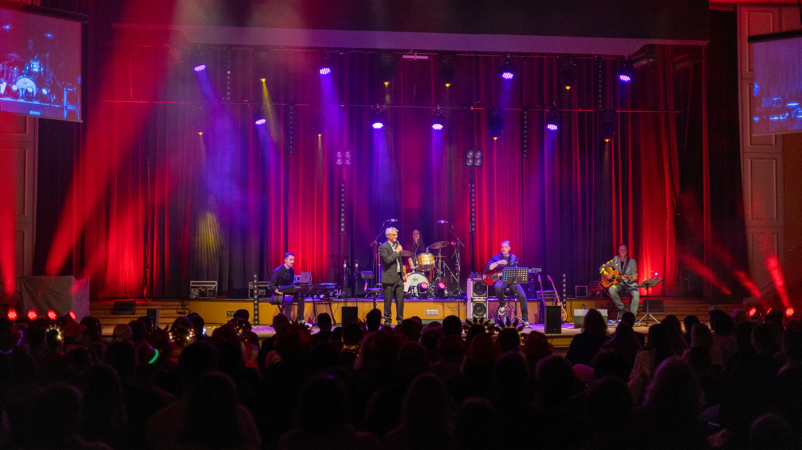 Konzert mit roter Lichtstimmung bei Vocal Hero 2026