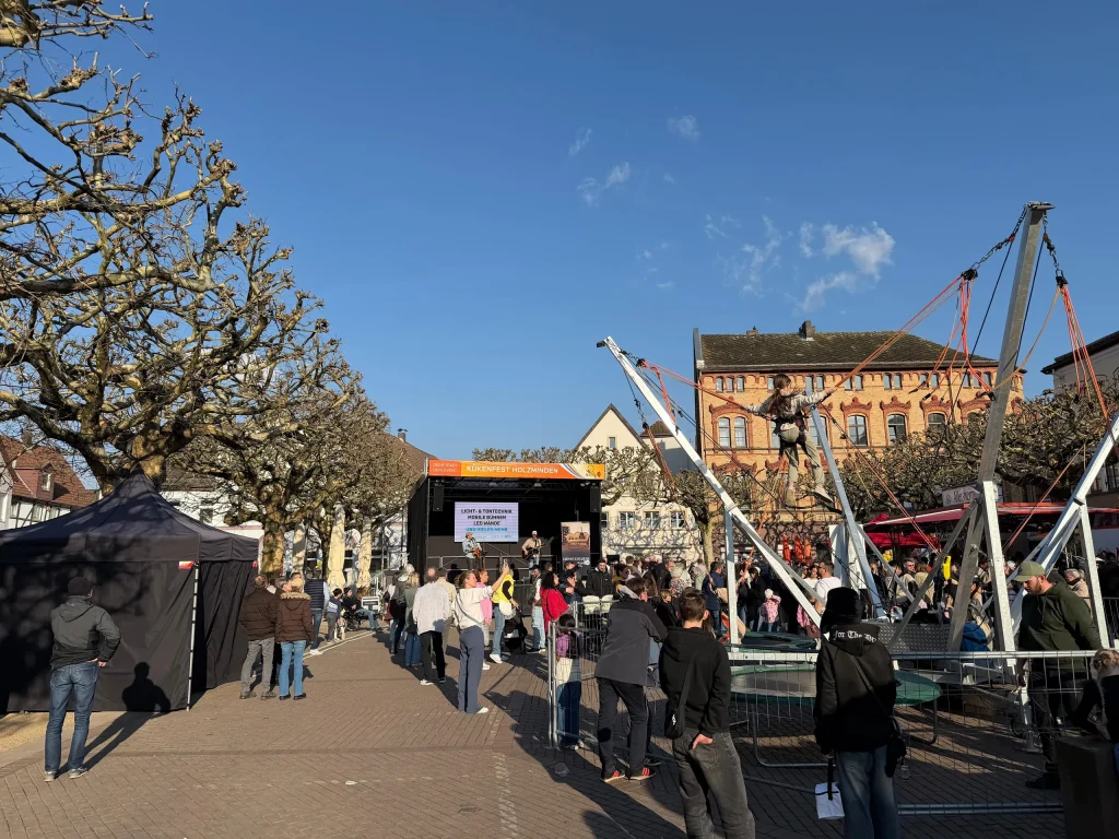 Kükenfest Holzminden 2026: Bühne mit LED-Wand auf dem Marktplatz