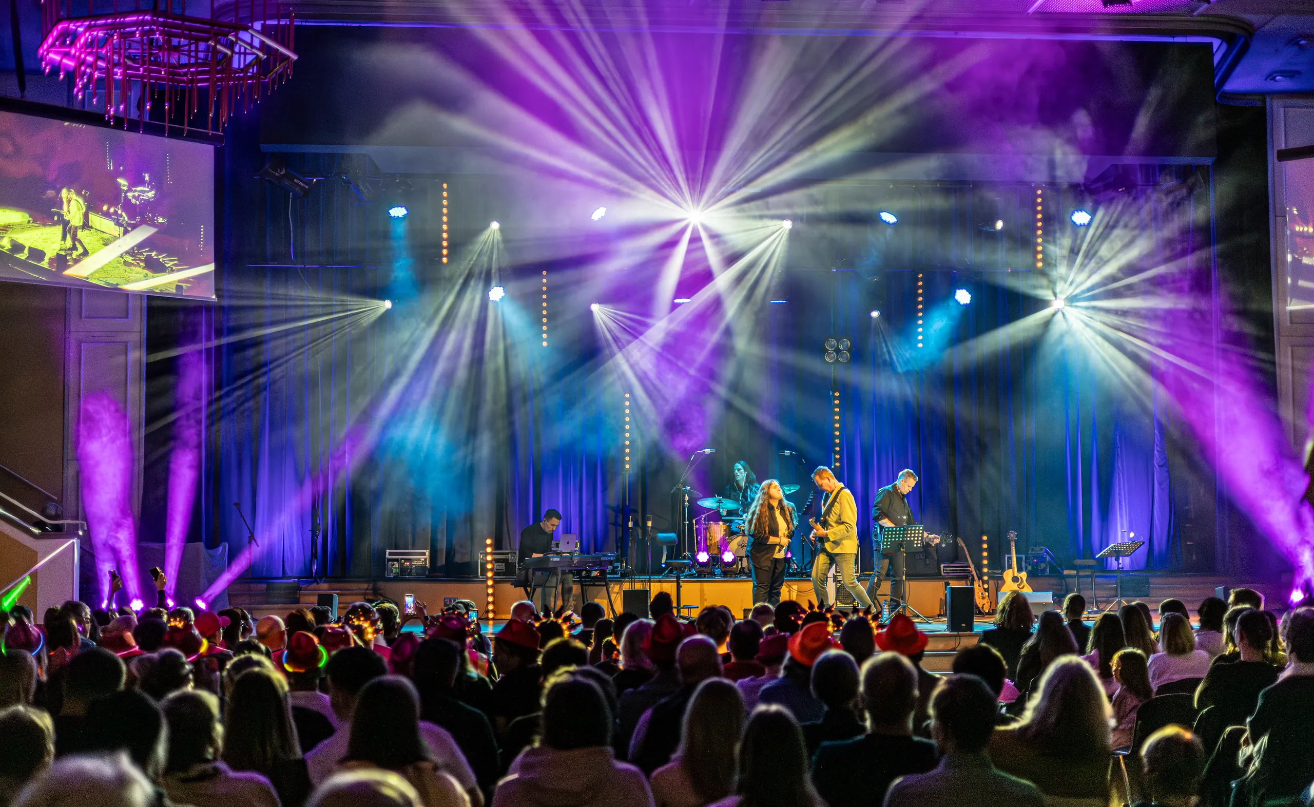 Vocal Hero 2026: Lichtstrahlen und Farbstimmung auf der Bühne