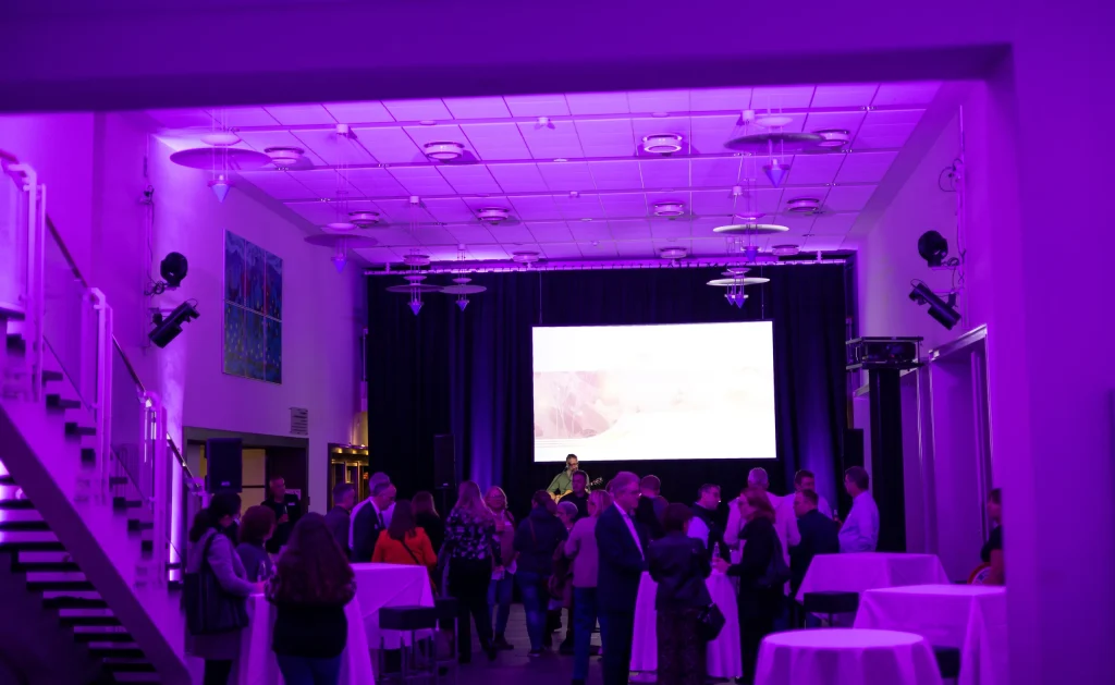 Netzwerktreffen in Holzminden: Saal mit Licht und Leinwand