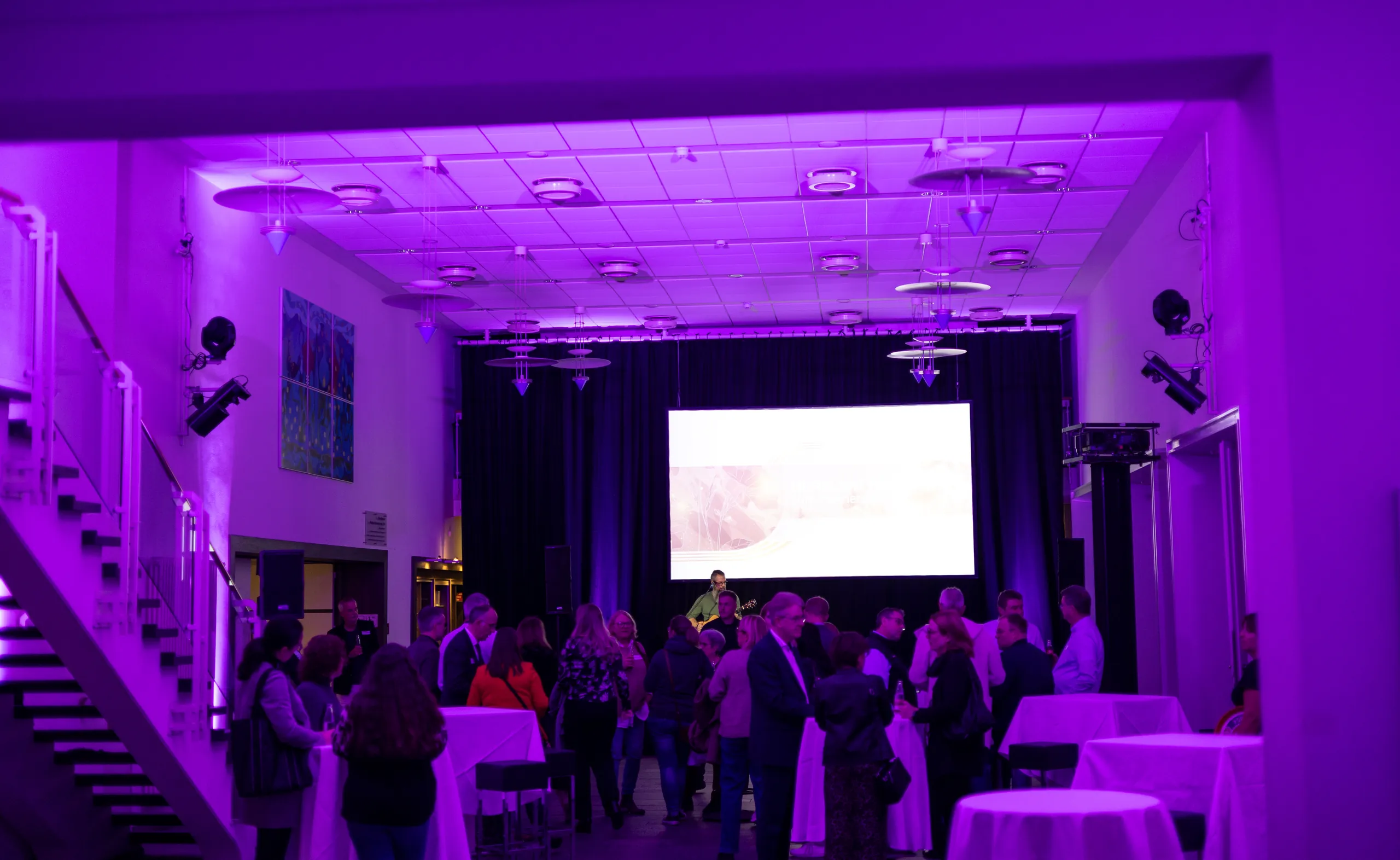 Netzwerktreffen in Holzminden: Saal mit Licht und Leinwand