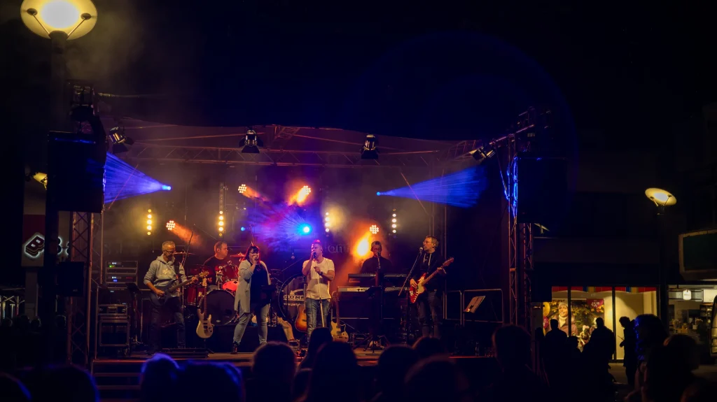 Stadtfest Huxori 2025 in Höxter: Band auf der Bühne
