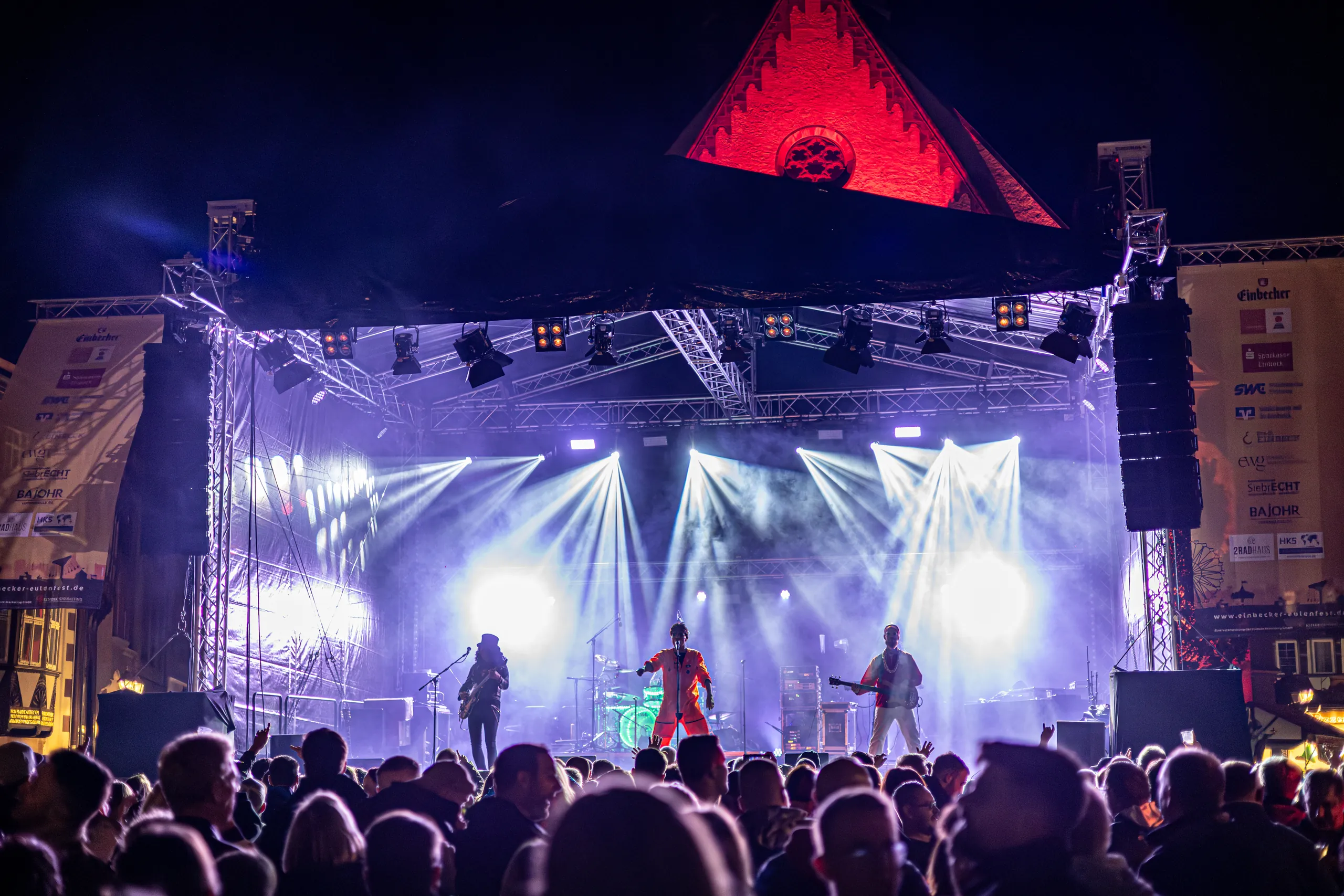 MainStage des Einbecker Eulenfests 2025 mit geflogenen Line-Arrays