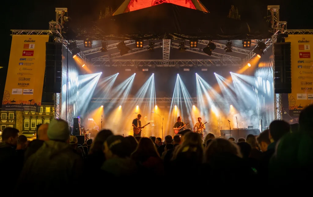 Line-Arrays links und rechts der MainStage beim Einbecker Eulenfest 2025