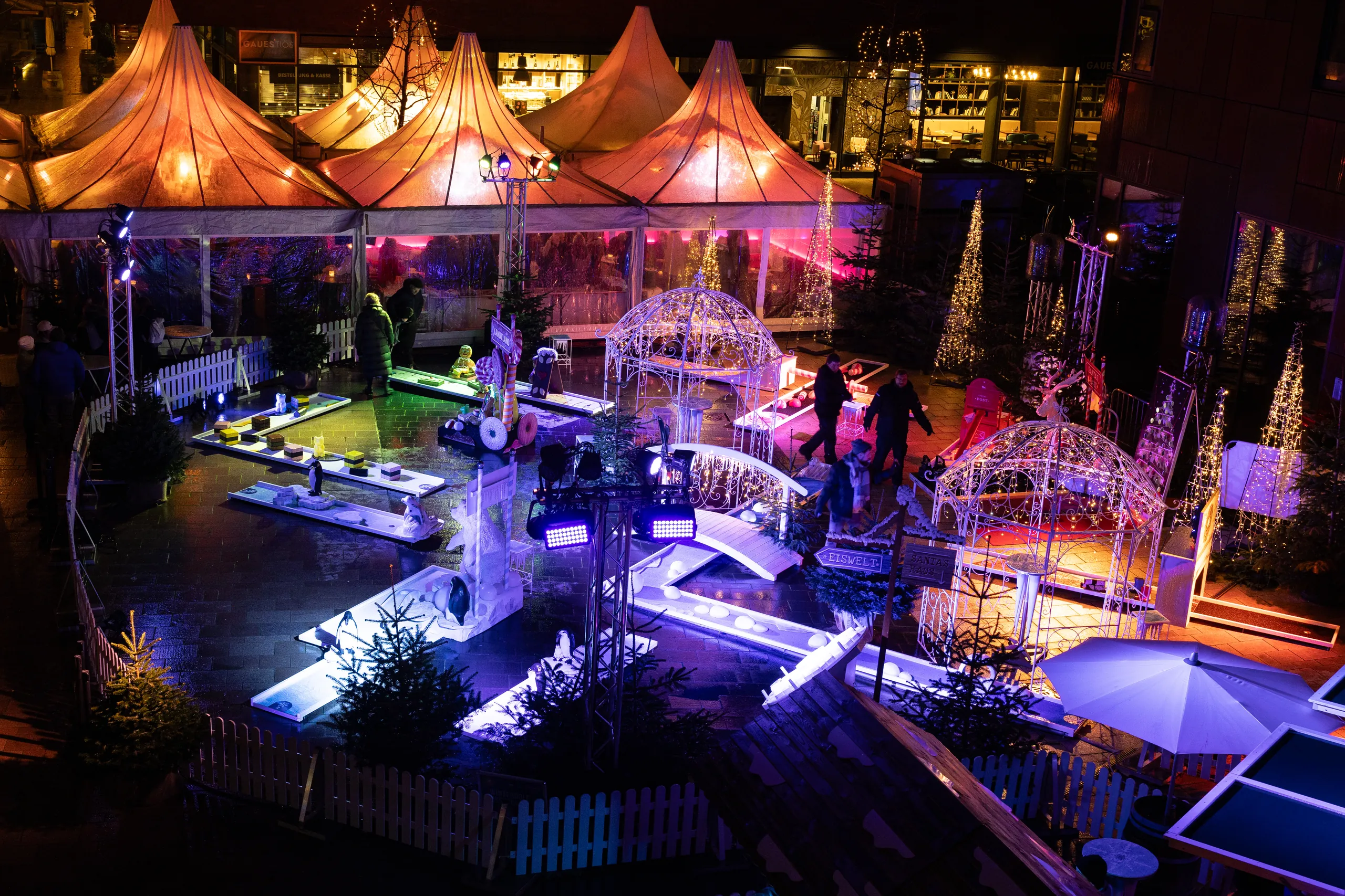 Weihnachtsmarkt Hafencity Hamburg: Licht auf der Eisfläche